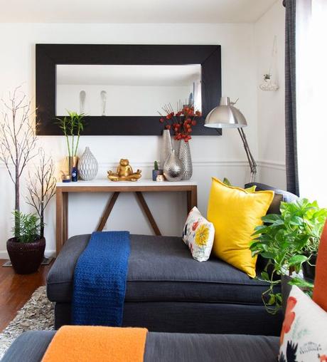 appartement minimaliste méridienne coussins plaids parquet bois miroir plantes vertes clemaroundthecorner blog déco