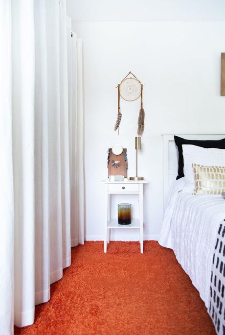 appartement minimaliste tapis orange linge de lit ethnique or noir clemaroundthecorner blog déco
