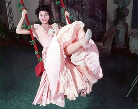 Fille_balançoire_Joan_Collins