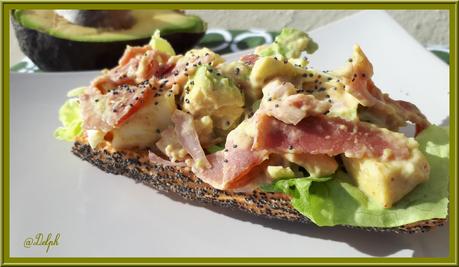 Tartine d'avocat, oeuf, bacon et salade Tartine d'avocat, oeuf, bacon et salade