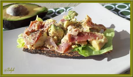 Tartine d'avocat, oeuf, bacon et salade Tartine d'avocat, oeuf, bacon et salade
