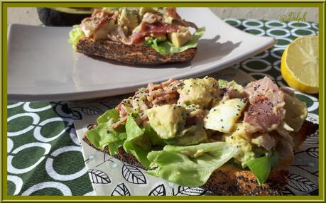 Tartine d'avocat, oeuf, bacon et salade Tartine d'avocat, oeuf, bacon et salade
