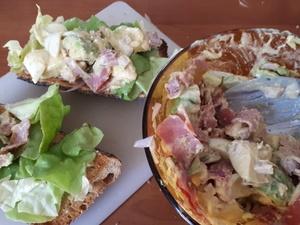 Tartine d'avocat, oeuf, bacon et salade Cliquer sur les photographies pour les agrandir
