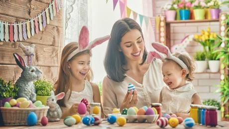 Famille qui décore dans les couleurs de Pâques