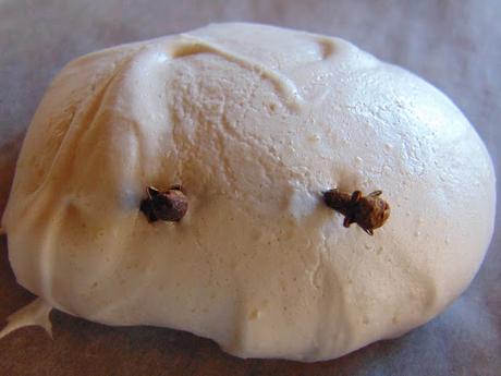 Fantômes et monstres d'Halloween en meringues végétales Fantômes et monstres d'Halloween en meringues végétales