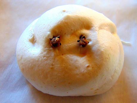 Fantômes et monstres d'Halloween en meringues végétales Fantômes et monstres d'Halloween en meringues végétales