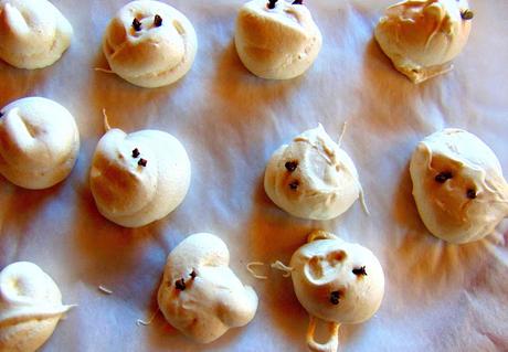 Fantômes et monstres d'Halloween en meringues végétales Fantômes et monstres d'Halloween en meringues végétales