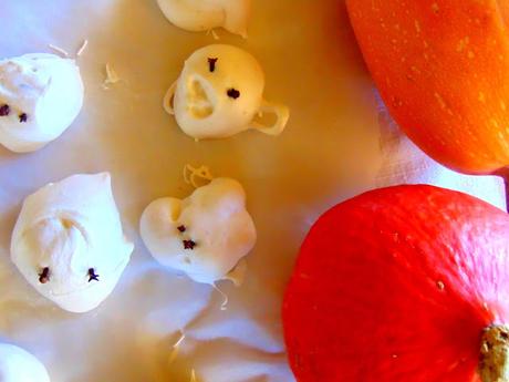 Fantômes et monstres d'Halloween en meringues végétales Fantômes et monstres d'Halloween en meringues végétales