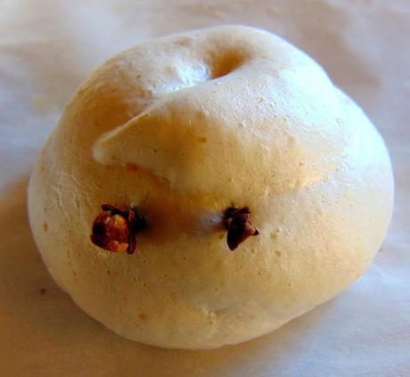 Fantômes et monstres d'Halloween en meringues végétales Fantômes et monstres d'Halloween en meringues végétales