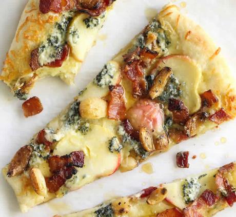 Pizza aux pommes fromage bleu et bacon