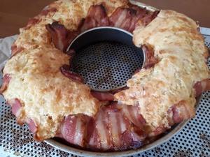 Couronne-cake au lard et raclette fumée Cliquer sur les photpgraphies pour les agrandir