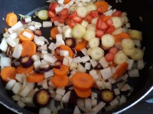 Poêlée de navet, carottes multicolores et chou Kale Poêlée de navet, carottes multicolores et chou Kale