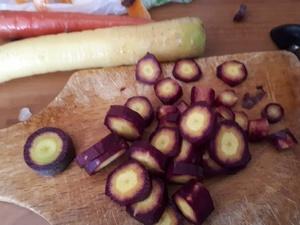 Poêlée de navet, carottes multicolores et chou Kale