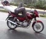 vidéo homme moto allongé sur le dos au téléphone