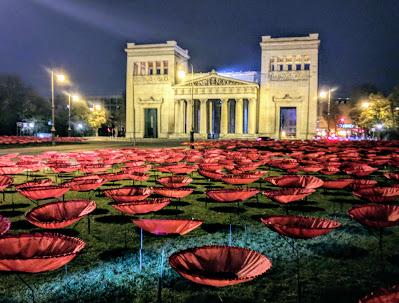 Les coquelicots de la paix fleurissent  la Königsplatz. Une installation de Walter Kuhn.
