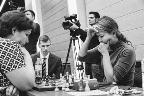 Lors des départages du 1er tour, la Russe Alisa Galliamova (2432) se qualifie aux dépens de la Kazakh Guliskhan Nakhbayeva (2367) en la battant sur le score de 1½ à ½ en cadence rapide - Photo © site officiel Lors des départages du 1er tour, la Russe Alisa Galliamova (2432) se qualifie aux dépens de la Kazakh Guliskhan Nakhbayeva (2367) en la battant sur le score de 1½ à ½ en cadence rapide - Photo © site officiel