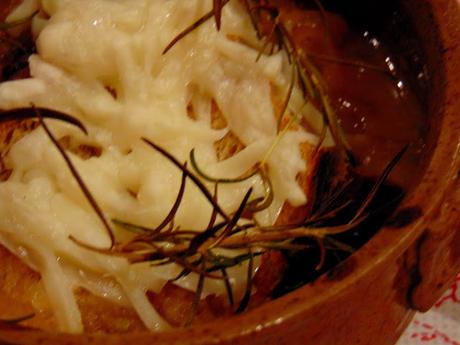 Soupe à l'oignon gratinée au miso et romarin