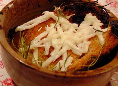 Soupe à l'oignon gratinée au miso et romarin