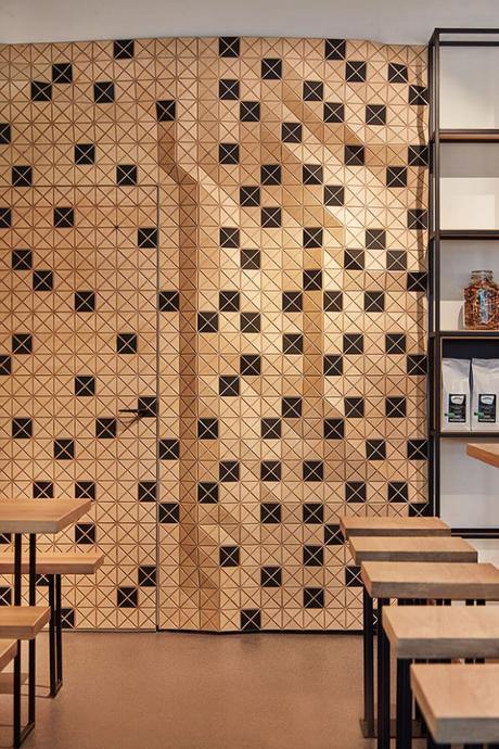 Ce café d’Amsterdam joue avec le bois pour créer une illusion d’optique en 3D