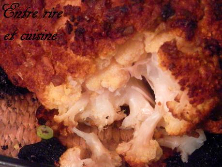 Chou-fleur entier rôti au beurre à l'ail et aux épices