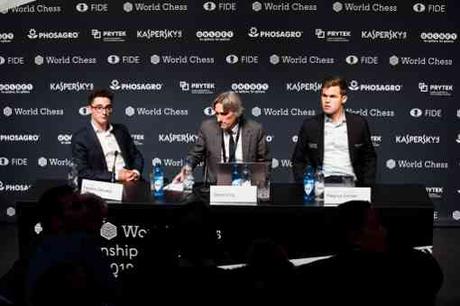 La conférence de presse de Carlsen et Caruana avec Daniel King au centre 