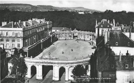 L'hémicycle de la place de la Carrière et le palais du gouverneur vers 1920