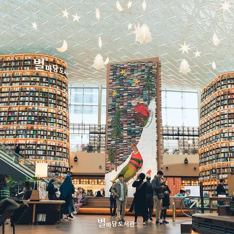 Cette bibliothèque dévoile un « arbre de Noël » composé de 13.000 livres