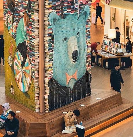 Cette bibliothèque dévoile un « arbre de Noël » composé de 13.000 livres