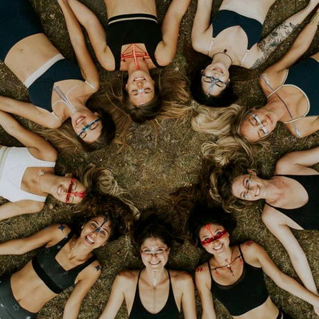 Les Amazones Parisiennes : Yoga, sororité et spiritualité