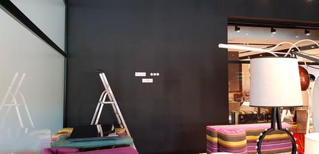 L’installation du mois : deux murs d’images dans une boutique de mobilier déco