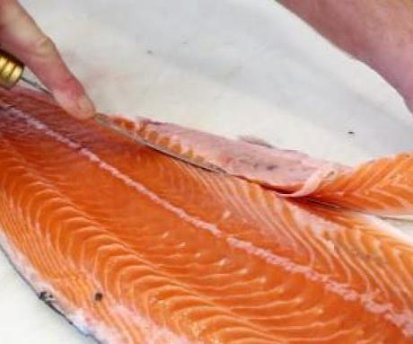 Comment lever les filets d’un poisson (saumon) ?