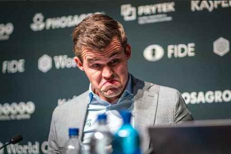 Débrief de la partie n° 6 : la stupéfaction de Magnus Carlsen après qu'on lui ait annoncé que Fabiano Caruana avait un mat forçé selon les machines - Photo © site officiel
