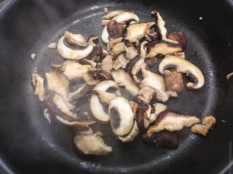 Champignons parfumés – Shiitake poêlés, zeste de yuzu