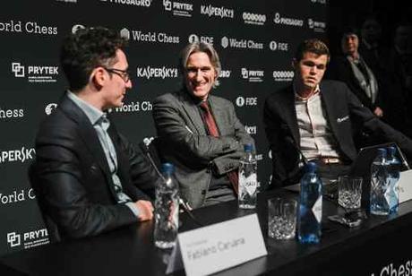Avec les Noirs, l'Américain Fabiano Caruana a annulé face au Norvégien Magnus Carlsen dans la partie 7 du championnat du monde d'échecs - Photo © site officiel Avec les Noirs, l'Américain Fabiano Caruana a annulé face au Norvégien Magnus Carlsen dans la partie 7 du championnat du monde d'échecs - Photo © site officiel