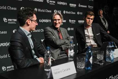 Avec les Noirs, l'Américain Fabiano Caruana a annulé face au Norvégien Magnus Carlsen dans la partie 7 du championnat du monde d'échecs - Photo © site officiel