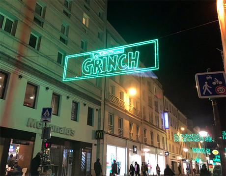 À Paris, le Grinch détourne les décorations de Noël