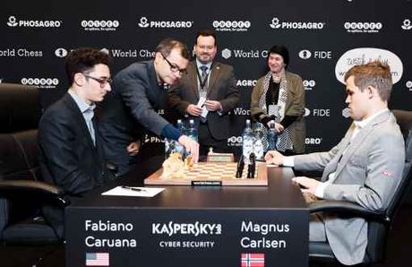 Avec les Noirs, l'AmĂŠricain Fabiano Caruana a annulĂŠ face au NorvĂŠgien Magnus Carlsen dans la partie 7 du championnat du monde d'ĂŠchecs - Photo © site officiel