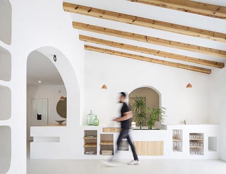 Un restaurant à la déco méditerranéenne entre modernité et tradition