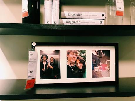Ils encadrent 100 photos de leur couple chez IKEA