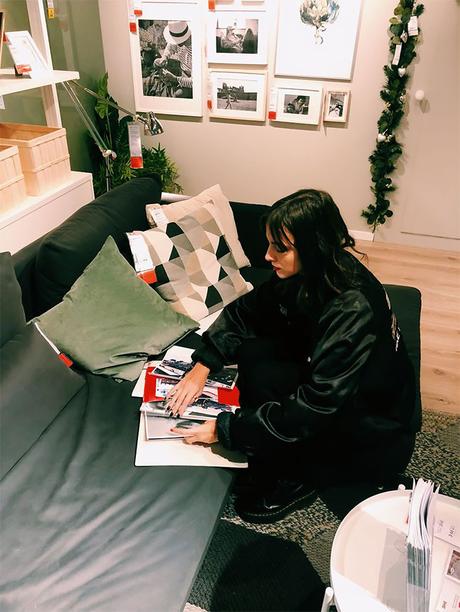 Ils encadrent 100 photos de leur couple chez IKEA