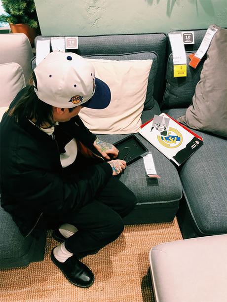 Ils encadrent 100 photos de leur couple chez IKEA