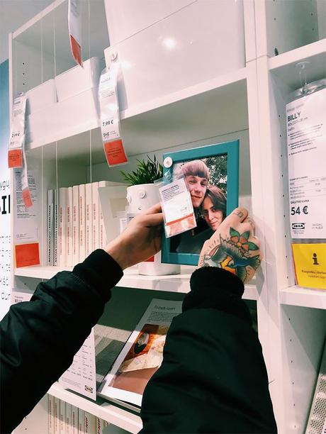 Ils encadrent 100 photos de leur couple chez IKEA