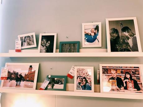 Ils encadrent 100 photos de leur couple chez IKEA