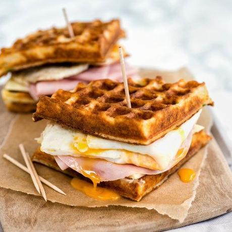 Gaufre au fromage, jambon et œuf