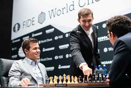 Quand Sergey Karjakin propose b4 comme 1er coup de la 11ème partie d'échecs entre Magnus Carlsen et Fabiano Caruana ! Photo © Maria Emelianova