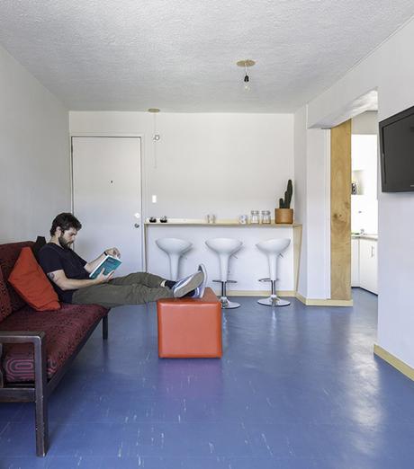 La transformation d’un appartement étudiant, sombre et étroit, en lieu de vie lumineux et très polyvalent