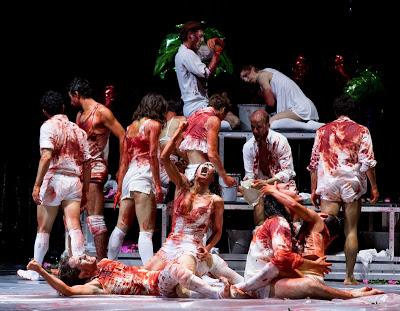 Roméo et Juliette. La chorégraphie décoiffante d'Erna Ómarsdóttir et Halla Ólafsdóttir au Theater-am-Gärtnerplatz Roméo et Juliette. La chorégraphie décoiffante d'Erna Ómarsdóttir et Halla Ólafsdóttir au Theater-am-Gärtnerplatz