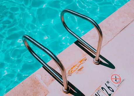 Chien à la piscine : est-ce que tous les chiens savent nager ? Chien à la piscine : est-ce que tous les chiens savent nager ?