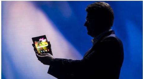 Le smartphone pliable de Samsung pourrait coûter très cher. Le smartphone pliable de Samsung pourrait coûter très cher.