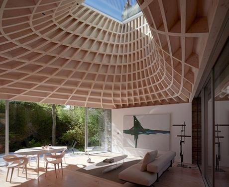 Un puits de lumière et une canopée de bois et de cuivre dans cette incroyable maison
